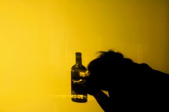 
		Ein Mitarbeiter mit einer Flasche Alkohol in der Hand
	